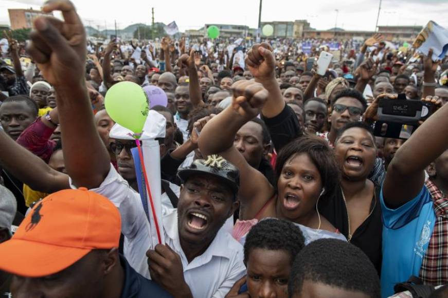 YAOUNDÉ (CAMERÚN9, 06.10.2018. Seguidores del partido al poder en Camerún desde el año 1982 durante la campaña electoral. Efe
