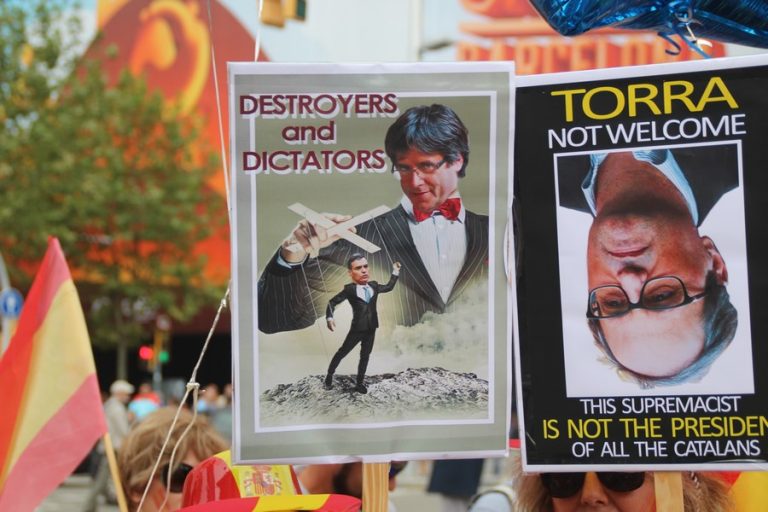 Vean como miles de personas claman «Pedro Sánchez dimisión» y «Puigdemont a prisión»