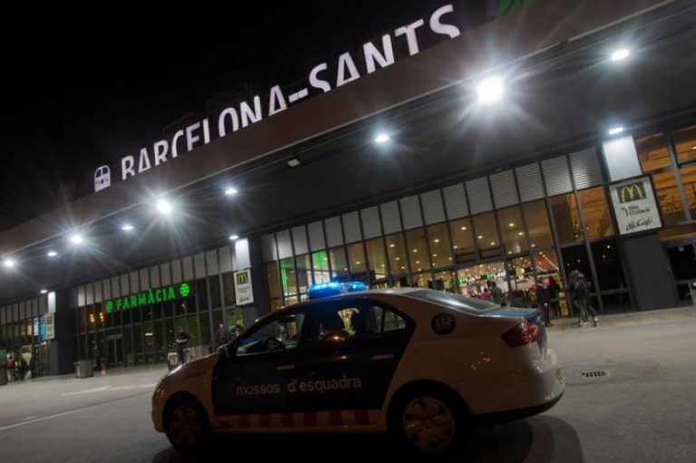 Desalojan dos trenes del AVE en Sants (Barcelona) al detectarse un objeto sospechoso