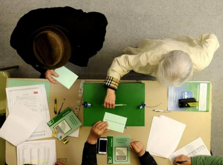 Los andaluces, convocados a las urnas el 2-D
