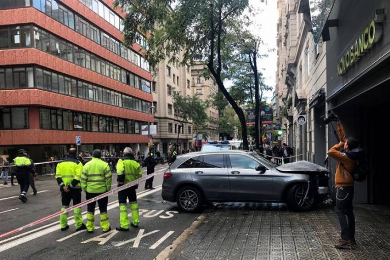 Pierde el control del coche y arrolla a varios peatones en Barcelona
