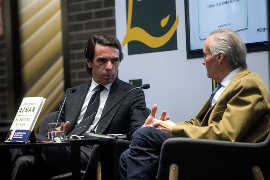 BARCELONA (ESPAÑA), 28.11.2018. El expresidente del Gobierno José María Aznar (i) presenta en Barcelona su libro 'El futuro es hoy', junto al exministro Josep Piqué(d). Efe.