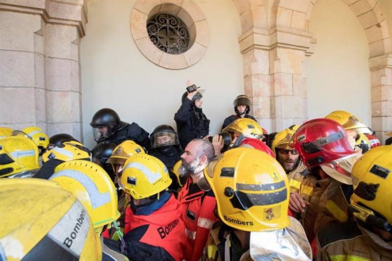 Detenido un Bombero por saltar el cordón policial de los Mozos ante el ‘Parlament’