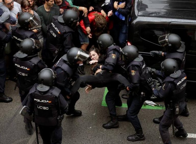 Policías del 1-O: Nos topamos con una masa «hostil y agresiva entre ellos encapuchados»