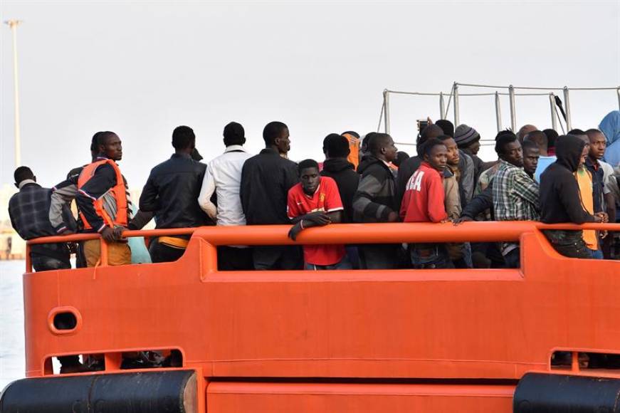 ESPAÑA VERANO 2018. Vista de los inmigrantes que iban en patera son trasladados por Salvamento Marítimo al puerto de Almería. Efe.