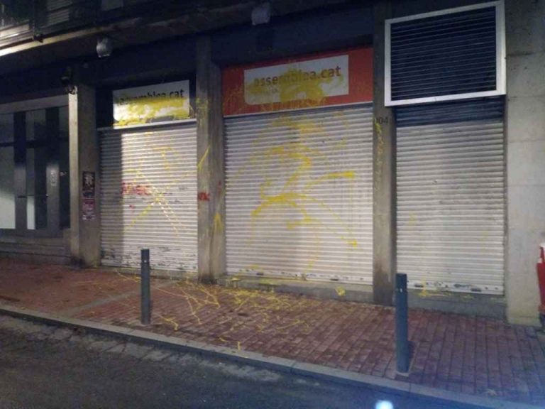 Los (GRRC) responden a los ataques contra Llarena y Policía con pintadas en sedes de CUP