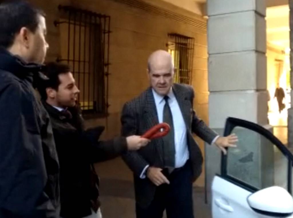 FOTOGRAFÍA. SEVILLA (ESPAÑA), 20.11.2018. VOX entregando un chorizo al bandido expresidente de la Junta de Andalucía, Manuel Chaves. (Ñ Pueblo)_
