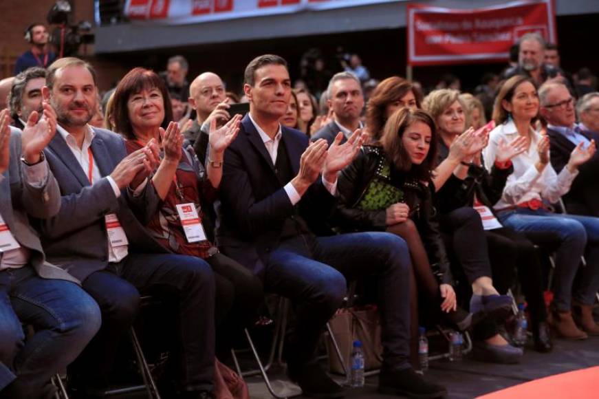 FUENLABRADA (MADRID), 11.11.2018. El presidente del Gobierno, Pedro Sánchez (cuarta posición a la izquierda), rodeado de dirigentes del PSOE.. Efe.