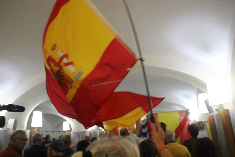 VOX llama a la «resistencia» contra cómplices y golpistas desde Gava (Barcelona)