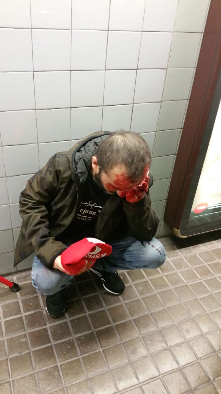 Independentistas empujan por la espalda a un español a las escaleras del metro de Barcelona