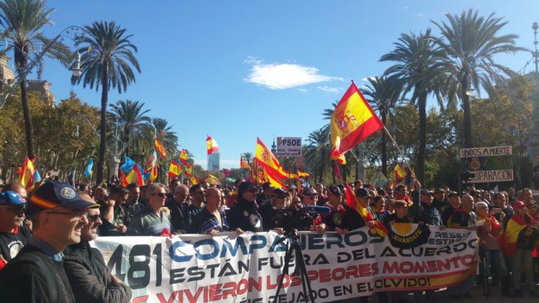 Miles de personas desafían al miedo en Barcelona a gritos de «Sánchez dimisión»