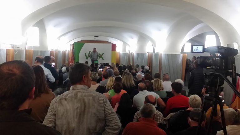 Ortega presenta VOX en Gava entre aplausos de los vecinos barceloneses