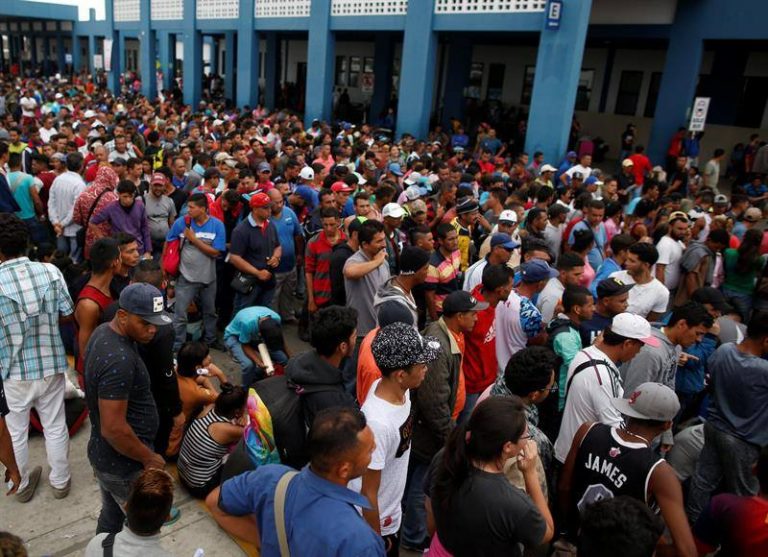 Miles de venezolanos huyen de la pobreza a pie para refugiarse en Perú