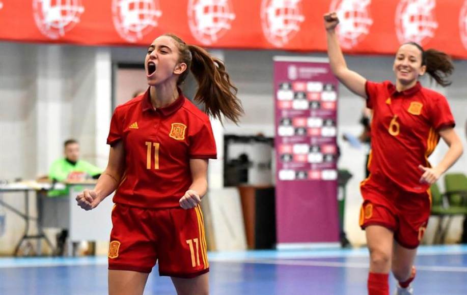 LMERIA (ESPAÑA), 13.11.2018. La jugadora de la selección española de fútbol sala femenino Irene Samper (i), celebra un gol durante el partido amistoso frente a la selección de Rusia. Efe