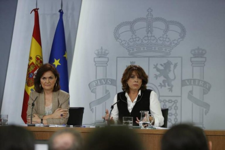 FOTOGRAFÍA. MADRID (REINO DE ESPAÑA), 02.11.2018. El Tribunal Supremo avala el nombramiento de Delgado. La vicepresidenta del Gobierno, Carmen Calvo (i), y la ministra de Justicia, Dolores Delgado, durante la rueda de prensa posterior a la reunión del Consejo de Ministros. Esta ministra 'progrés', departamento de quien es dependiente la llamada 'Abogacía del Estado', ha negado hoy que el Ejecutivo del presidente Pedro Sánchez haya presionado o impuesto un criterio —a favor del independentismo a cambio del apoyo independentista a los presupuestos generales del estado para salvar así la silla del presidente Pedro Sánchez— a sus abogados de la Abogacía del Estado para que no acusen a los líderes del 'Procés' de un delito de rebelión como lo ha hecho hoy la Fiscalía general del Estado; un Ministerio Público del Pueblo español que incluso ha agravado la calificación de la magistrada instructora del Caso Procés en la Audiencia Nacional, Carmen Lamela, del delito de sedición al delito de rebelión contra la cúpula de los Mozos de Escuadra del delincuente Josep Lluís Trapero. Efe