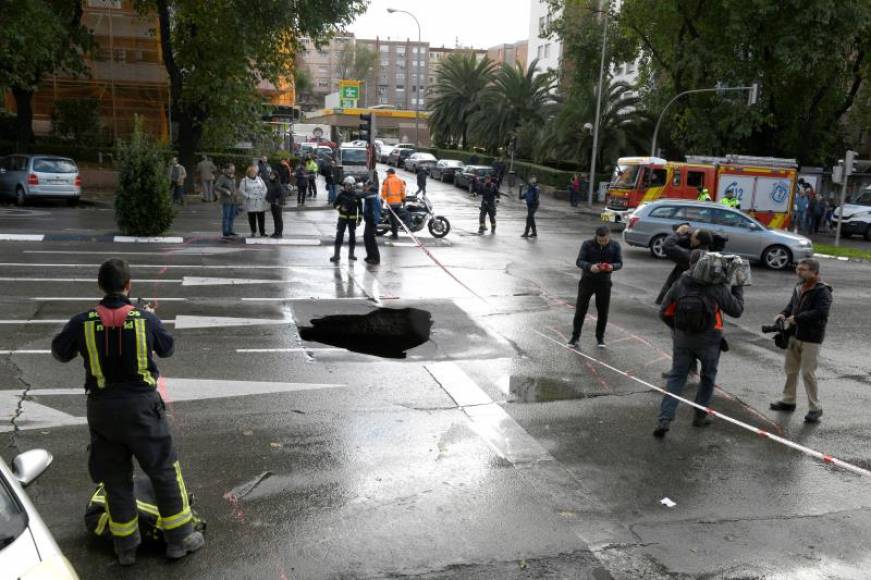 MADRID (ESPAÑA), 05.11.2018. El Ayuntamiento de Madrid ha cortado por seguridad la calle Marqués de Corbera, en La Elipa. Efe