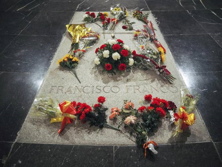 MADRID (ESPAÑA), OCTUBRE DE 2018. Flores en la tumba del ex jefe de Estado español, el general Francisco Franco, en la Basílica del Valle de los Caídos, Efe.