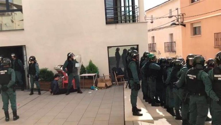 Cataluña investiga a 3 guardias civiles por retener al atacante que se «abalanzó» sobre ellos el 1-O