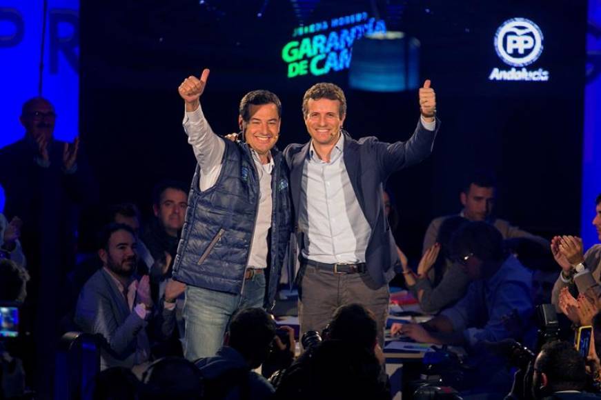 MÁLAGA (ESPAÑA), 15.11.2018. El presidente del PP, Pablo Casado (d) junto al candidato del PP Juanma Moreno en el inicio de la campaña del PP. Efe.