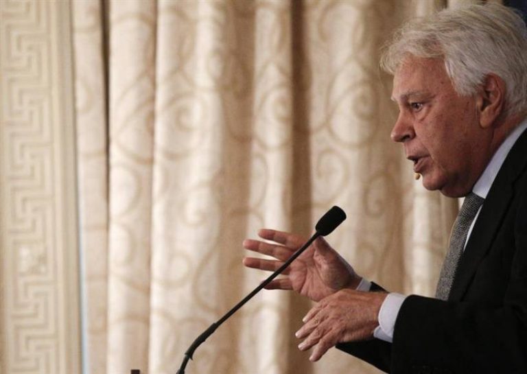 Felipe González: «Hay termitas que tratan de liquidar» España «sin que se note»