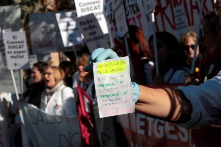 Médicos y Bomberos protestan ante el Parlamento de Cataluña