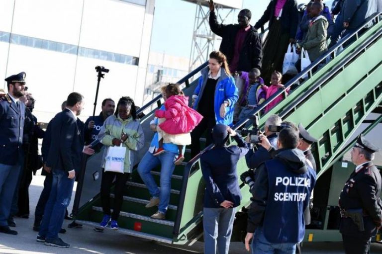 Llegan a Italia inmigrantes islamistas de Niger, «unos criminales» según el Gobierno italiano