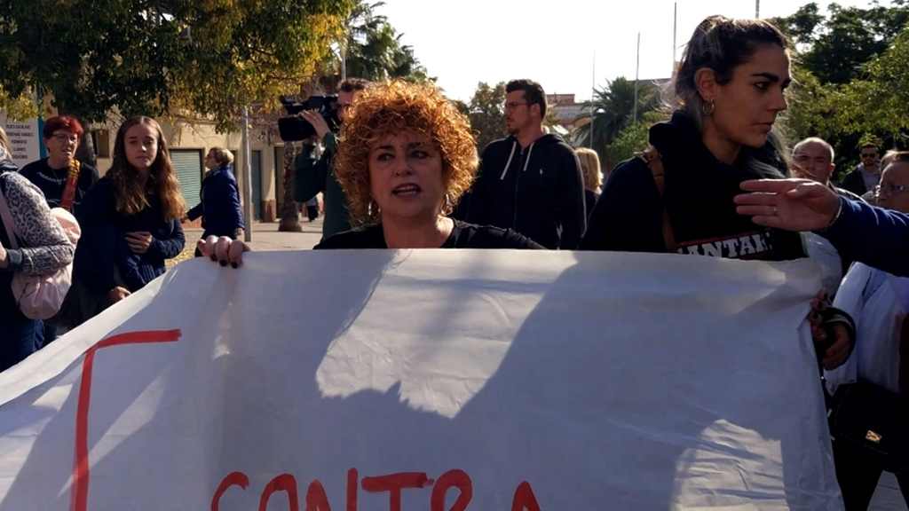 SANTA COLOMA DE GRAMANET (BARCELONA), 13.11.2018. Vista de unas de los independentistas, la persona de la derecha con una camiseta ANTIFASCISTA. Ñ Pueblo