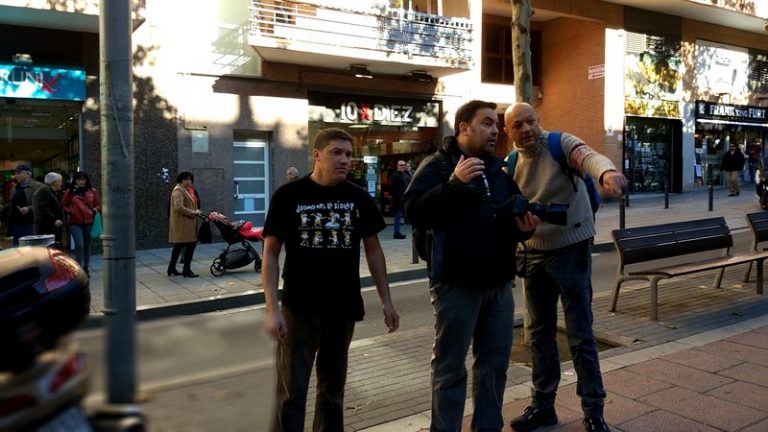Un comando CDR ordena grabar las caras de la gente de VOX en Santa Coloma (Barcelona)