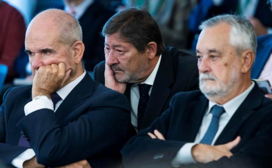 SEVILLA (ESPAÑA), 06.11.2018. Los expresidentes de la Junta Manuel Chaves (i) y José Antonio Griñán (d), junto al ex director general de Trabajo, Francisco Javier Guerrero (c). Efe