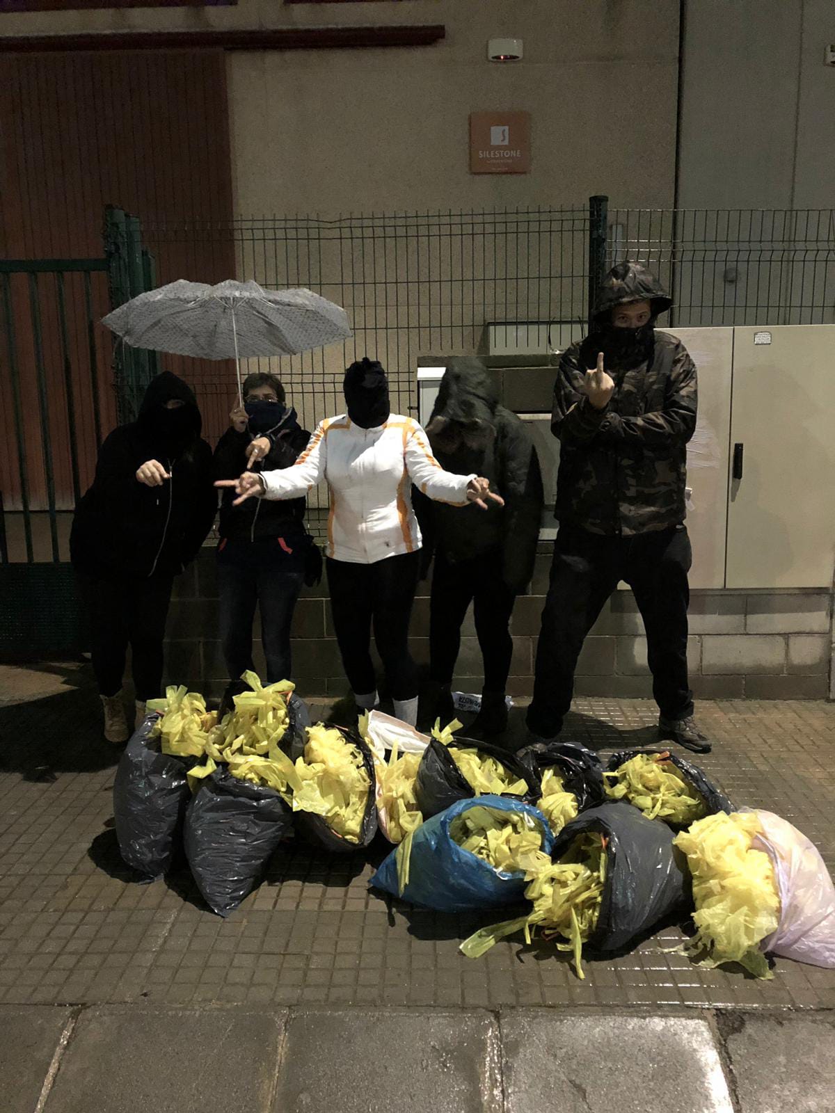 TARRAGONA (ESPAÑA), 05.11.2018. 4 valientes españolas y un valiente hijo de España posan por la convivencia y paz social en España tras liberar el Alto Campo (Tarragona). Ñ Pueblo