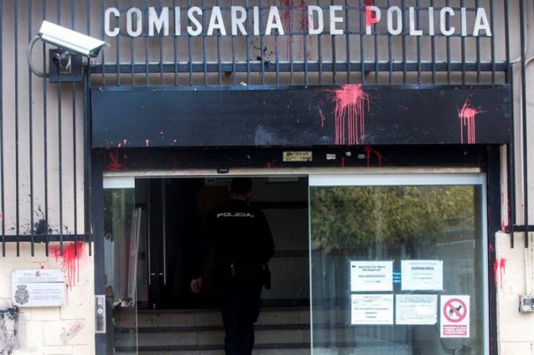 Independentistas atacan la Policía Nacional de Terrasa (Barcelona)