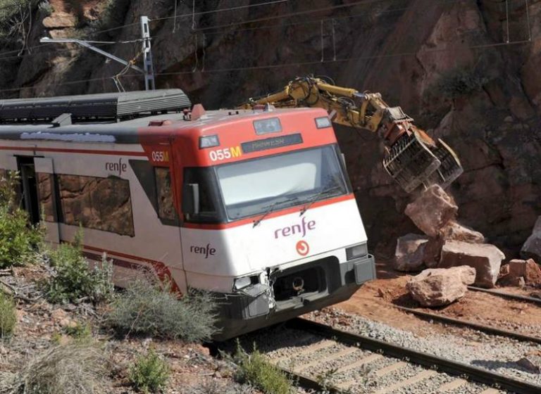 Un muerto al descarrilar un tren en Vacarisas​, comarca del Vallés Ocidental (Barcelona)