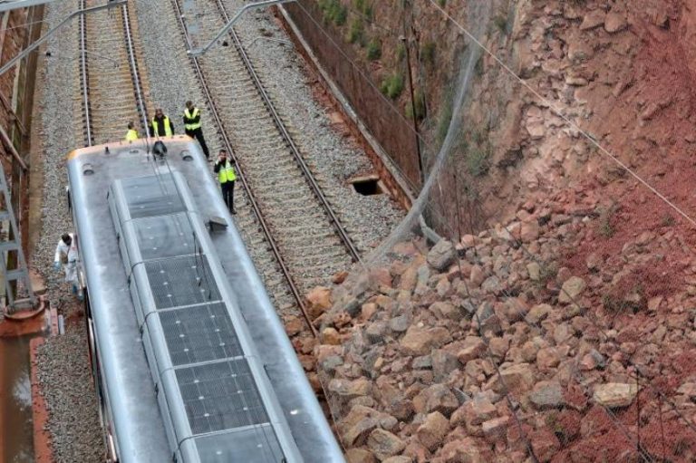 Un desprendimiento de tierras provocó el accidente de tren de Vacarisas (Barcelona)