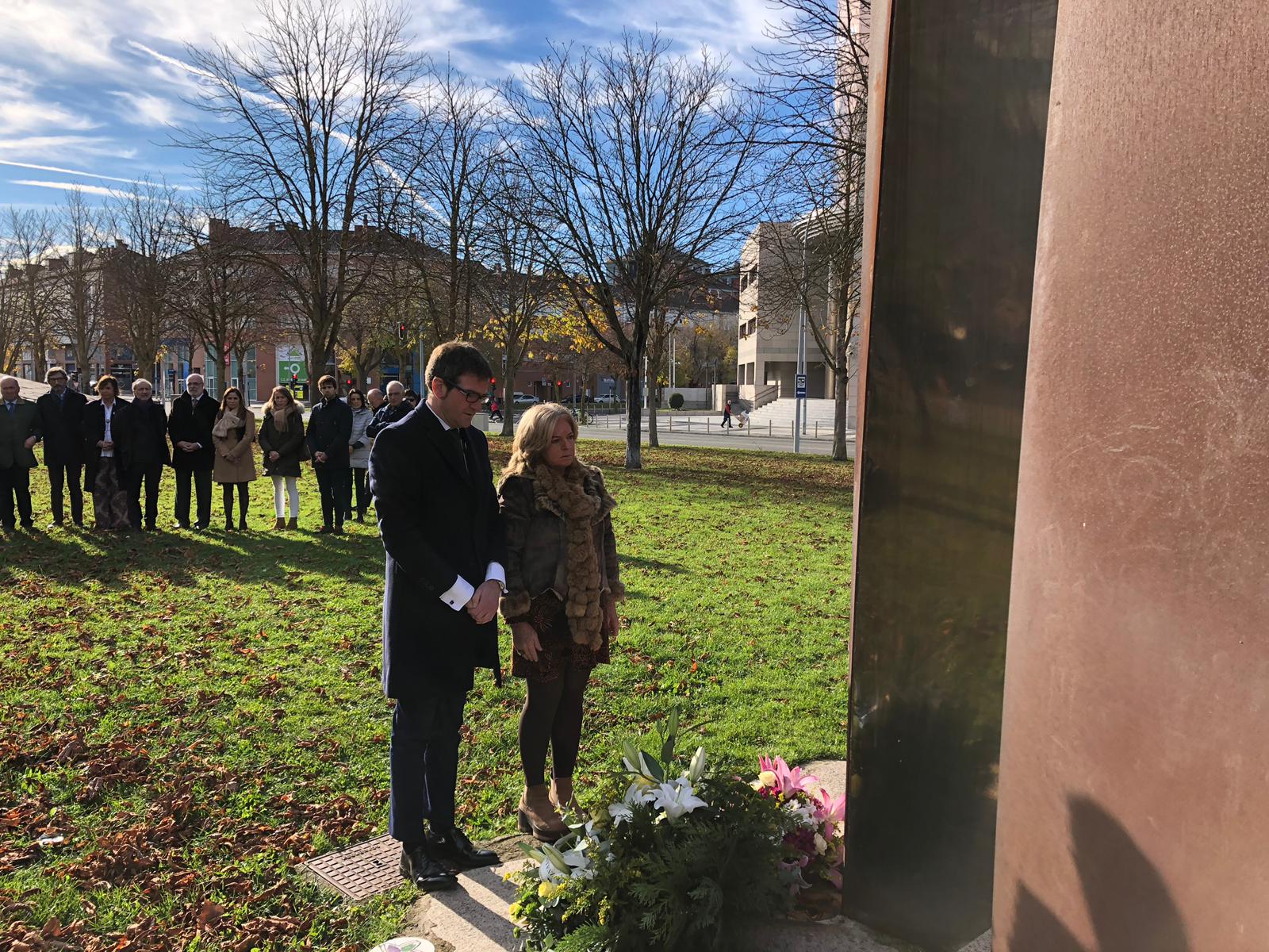 VITORIA (ESPAÑA), 28.11.2018. Vista de la ofrenda floral frente al monumento de las víctimas del terrorismo de Agustín Ibarrola que ha llevado a cabo COVITE esta mañana en Vitoria. Ñ Pueblo