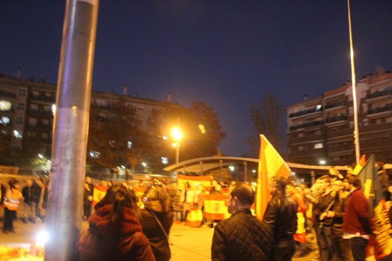 VOX vence a los comandos más violentos de los CDR en Plaza 1 de Mayo de Terrasa (Barcelona)