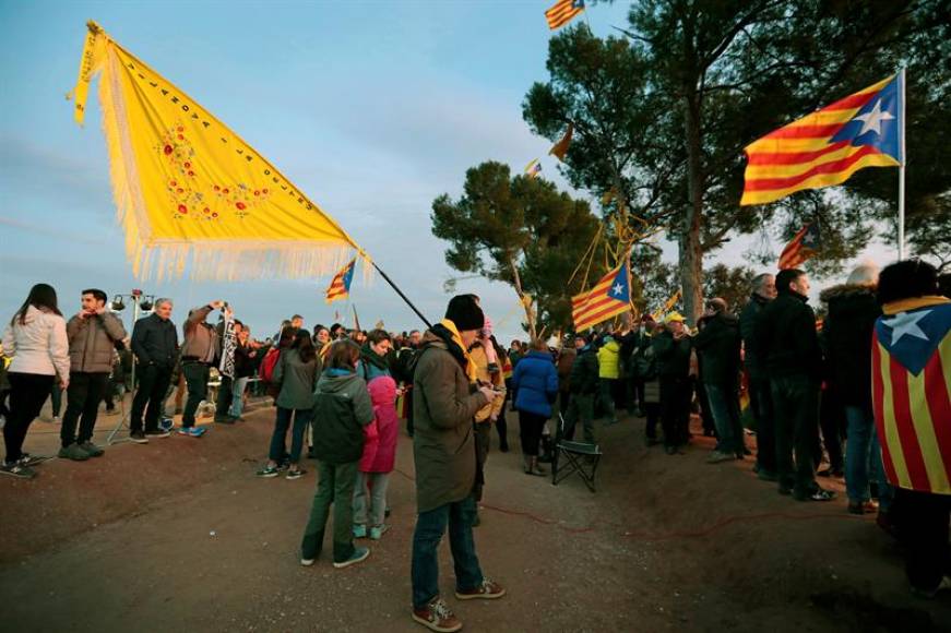 BARCELONA (ESPAÑ), 25.12.2018. Concentración y caminata nocturna alrededor de la prisión barcelonesa de Els Lledoners. Efe.