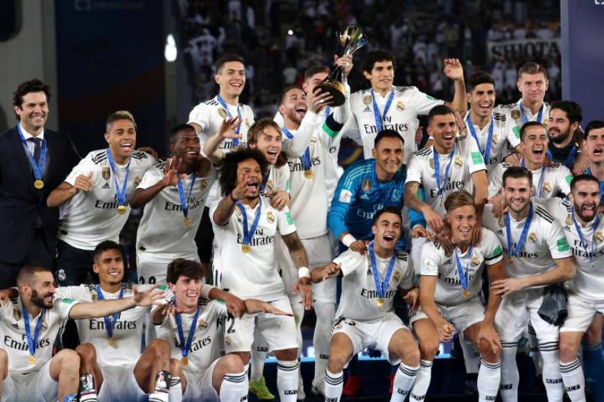 ABU DABI (EMIRATES ÁRABES UNIDOS), 22.12.2018. Los jugadores del Real Madrid CF celebran la consecución del Mundial de Clubes. Efe