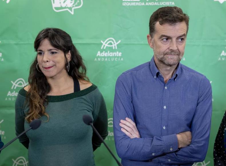 ANDALUCÍA, DICIEMBRE DE 2018. La coordinadora de Podemos, Teresa Rodríguez (i), junto al coordinador andaluz de Izquierda Unida (d). Efe