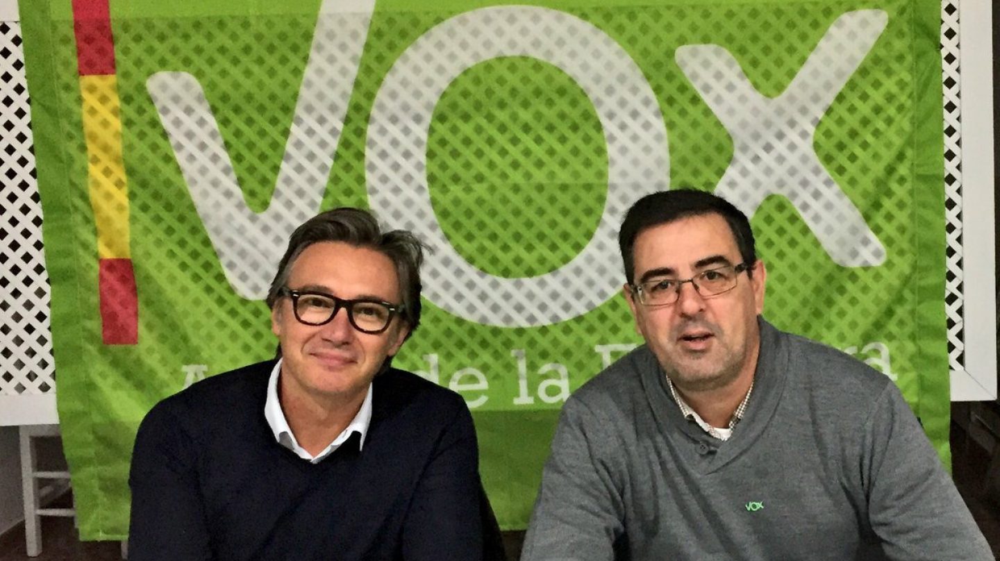 ANDALUCÍA (ESPAÑA), AÑO 2018. Es abogado del ilustre colegio de Cádiz, mediador civil y mercantil, Manuel Gavira (a la izquierda de la imagen), representante de VOX. Ñ Pueblo