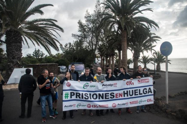 Funcionarios y VOX protestan contra Pedro Sánchez