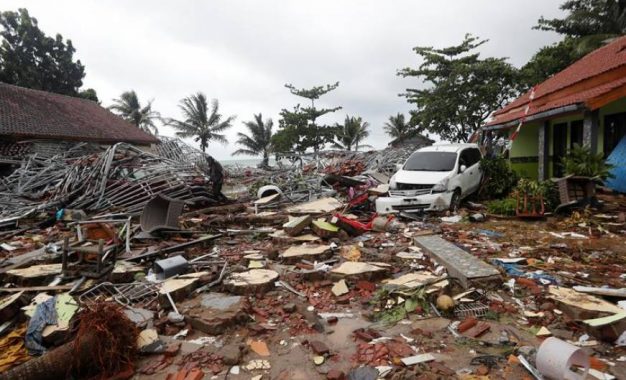 BANGKOK (INDONESIA), 23.12.2018. Al menos 222 personas perdieron la vida, 843 resultaron heridas y 28 permanecen desaparecidas a raíz del tsunami que golpeó anoche las costas del Estrecho de Sonda, entre las islas indonesias de Sumatra y Java, informó hoy la Agencia Nacional de Gestión de Desastres (BNPB). Efe.
