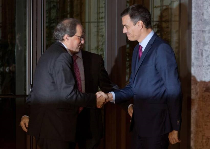 BARCELONA (ESPAÑA), 20.12.2018. El presidente del Gobierno, Pedro Sánchez (d), saluda al racista antiespañol actual presidente de la Generalitat de Cataluña. Efe