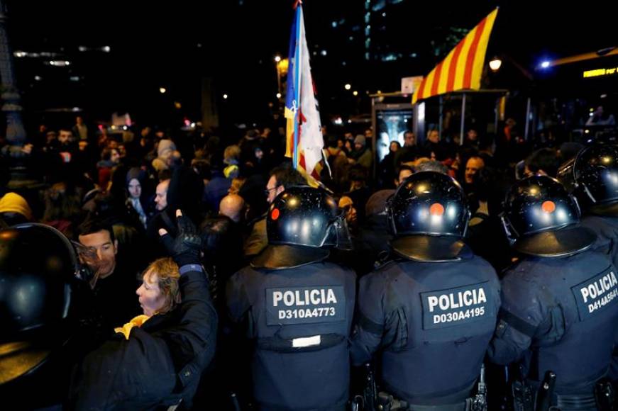 BARCELONA (ESPAÑA), 20.12.2018. Varias decenas de personas protestan a las puertas del Sofía Hotel Barcelona donde se va a celebrar una cena. Efe