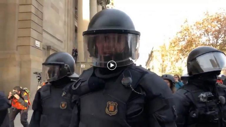 Convocan el 12-E en Barcelona por el Mozo perseguido por decir «La República no existe»