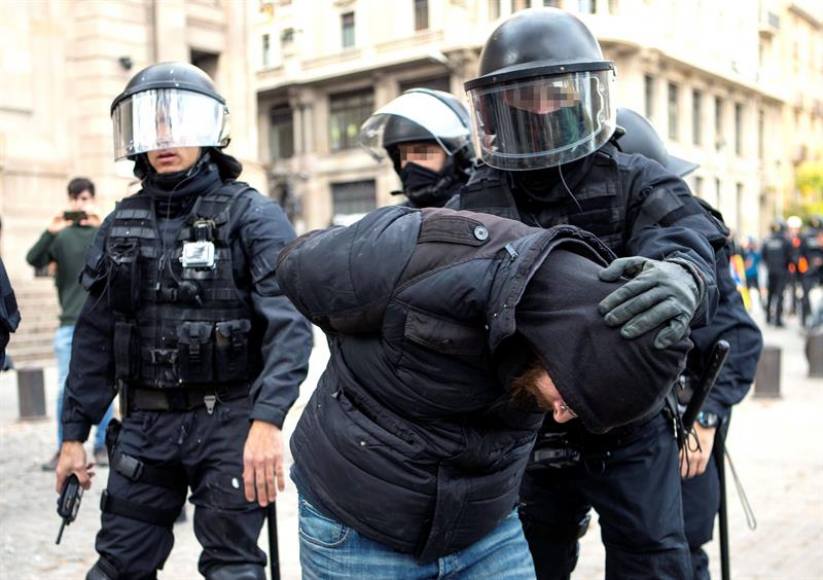 BARCELONA (ESPAÑA), 22.12.2018. Efectivos de los Mossos d'Esquadra detienen a un simpatizante independentista en las inmediaciones de la Llotja de Mar. Efe.