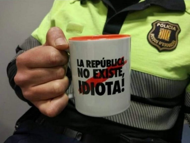 Un Mozo exhibe su tazo de café con la frase del año 2018 «La República No Existe. Idiota»