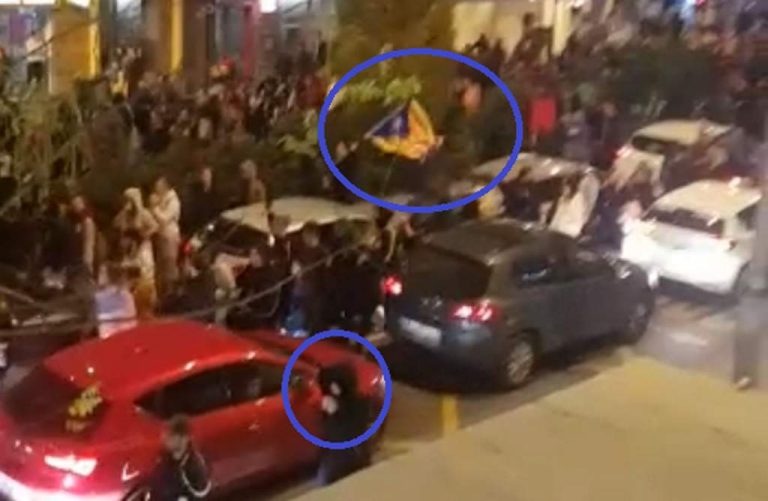 Encapuchados independentistas y ultraizquierda de Pablo Iglesias atacan con piedras Andalucía
