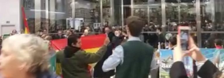 Iglesias prueba de su propia medicina: Los «fuera coleta» de la resistencia en Cataluña