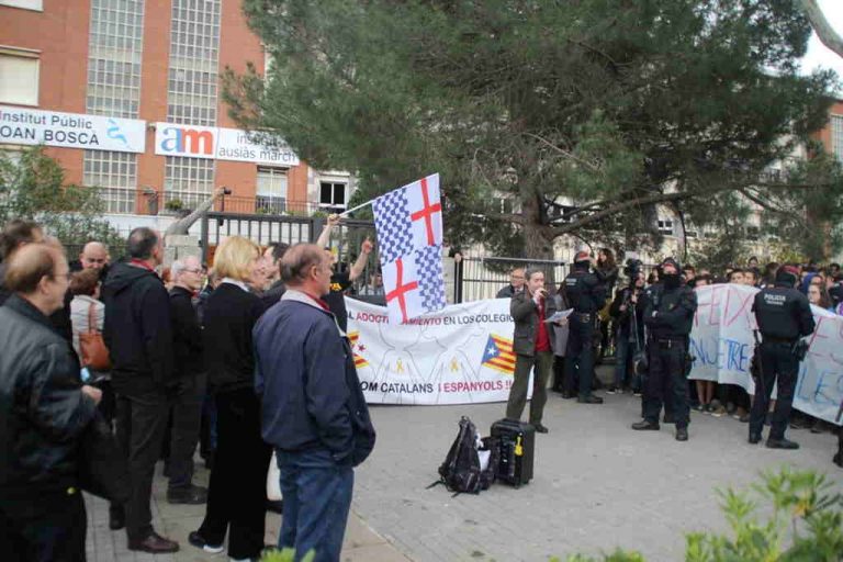 El independentismo acosa a la «prensa española» y profesorado español en Cataluña
