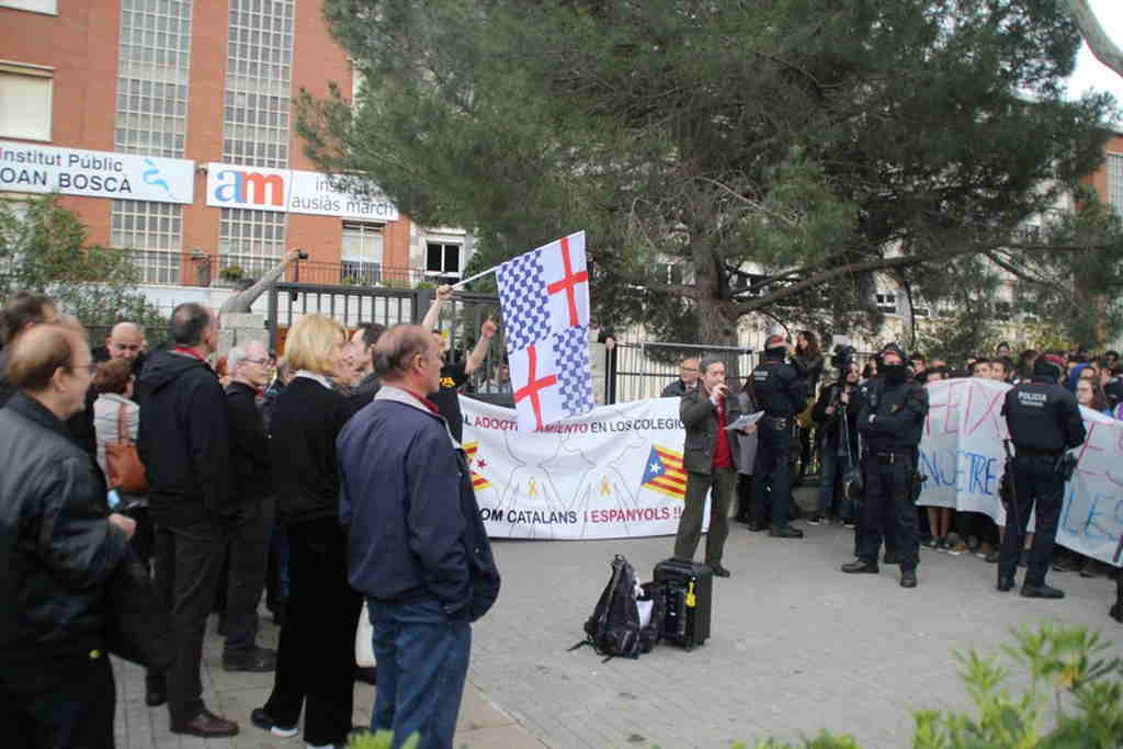 FOTOGRAFÍA. BARCELONA (ESPAÑA), 16.04.2018. «Instituto de Enseñanza Secundaria» (IES) Juan Boscá (Barcelona). El neonazi Jordi Borras en la protesta. Ñ Pueblo (1)_